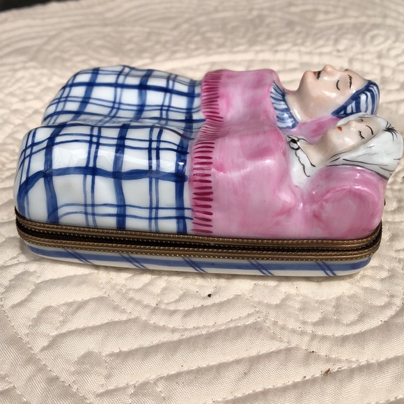 👩‍❤️‍👨 Retired Limoges Rochard Older Couple Sleeping Trinket Ring Box 🎀🎁❤️ - Picture 9 of 16